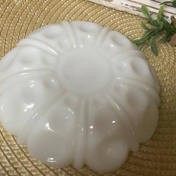 Vintage Milk Glass ~ Anchor Hocking ~ Ashtray or Trinket Dish 5 1/4”x1 1/4” - Picture 4 of 7